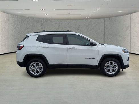 Used 2024 Jeep Compass Latitude image 2