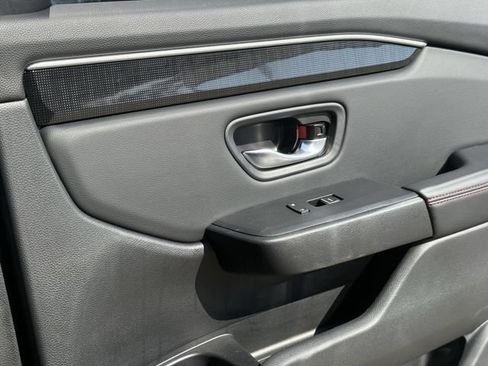 Used 2025 Honda Pilot Black Edition image 31