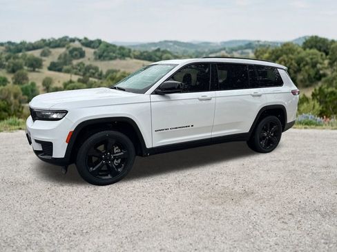 Used 2023 Jeep Grand Cherokee L Laredo RWD image 4