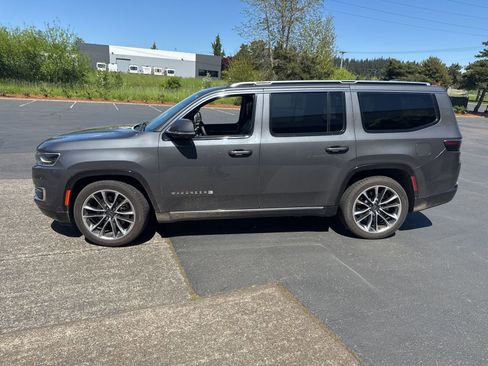 Used 2022 Jeep Wagoneer Series III w/ Premium Group I AWD/4WD image 2
