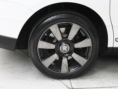 Used 2023 Rolls-Royce Cullinan w/ Cullinan Package image 21