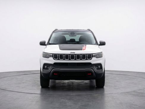 Used 2025 Jeep Compass Trailhawk AWD/4WD image 2