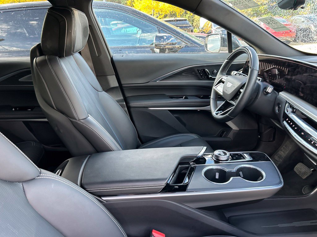 Used 2025 Cadillac Lyriq Luxury w/ LPO, Floor Liner Package AWD/4WD image 9