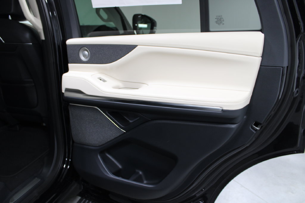 New 2027 Lincoln Navigator Reserve w/ Jet Appearance Package AWD/4WD image 27