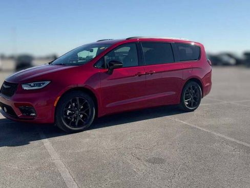 New 2026 Chrysler Pacifica Select image 1