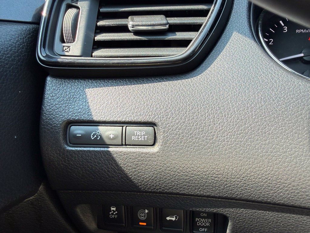 Used 2017 Nissan Rogue SV w/ SV Premium Package FWD image 22