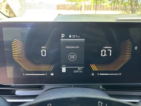 Used 2025 Kia Carnival FWD image 27