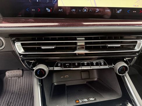 Used 2025 Chevrolet Traverse Z71 w/ Driver Confidence Package image 11