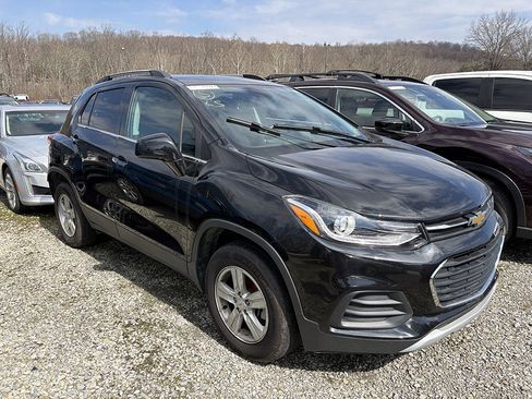 Used 2020 Chevrolet Trax LT w/ LT Convenience Package image 4