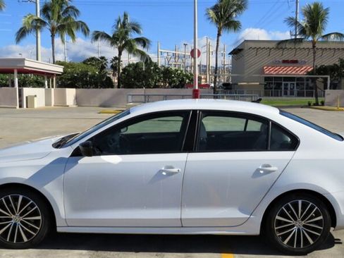 Used 2016 Volkswagen Jetta Sport w/ Lighting Package FWD image 2