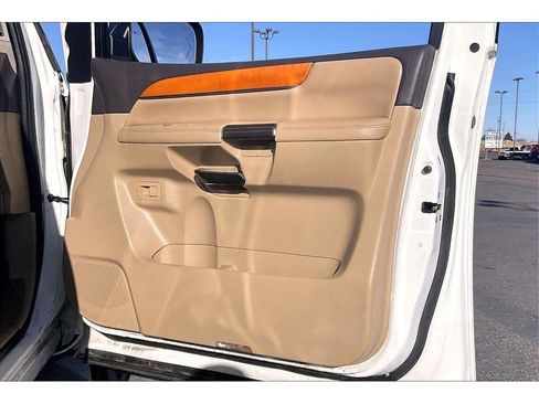 Used 2013 Nissan Armada Platinum w/ Platinum Reserve Pkg image 26