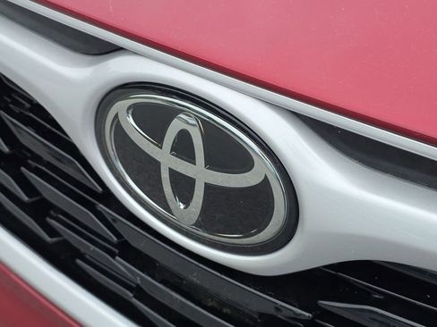 Used 2024 Toyota Highlander LE FWD image 28