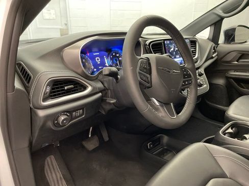 New 2026 Chrysler Pacifica Select FWD image 14