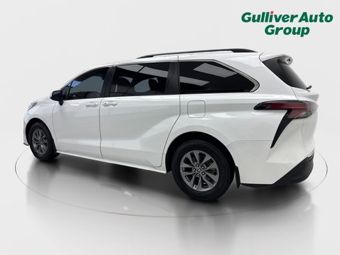 Used 2022 Toyota Sienna LE image 4