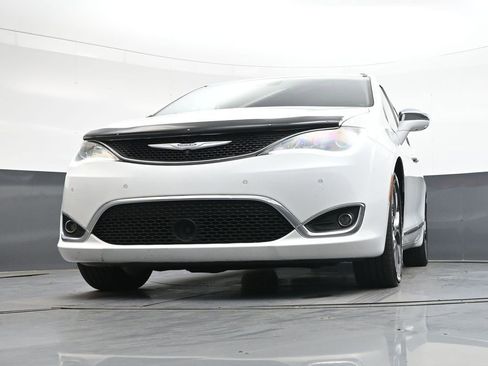 Used 2017 Chrysler Pacifica Limited FWD image 46