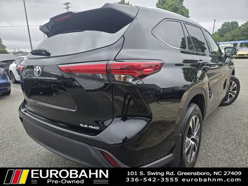 Used 2022 Toyota Highlander XLE AWD/4WD image 5