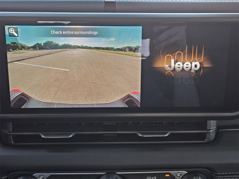 New 2025 Jeep Gladiator Rubicon w/ Convenience Group image 19