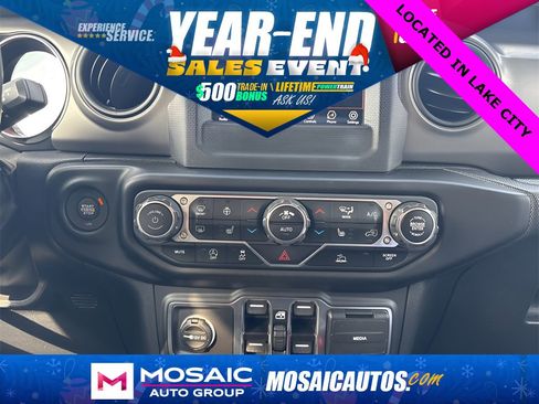 Used 2022 Jeep Gladiator Willys image 16