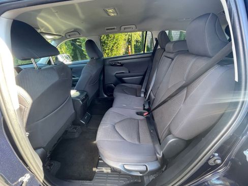 Used 2025 Toyota Highlander LE image 28