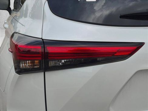 Used 2023 Toyota Highlander XLE FWD image 5