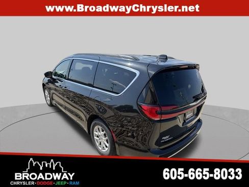 Used 2022 Chrysler Pacifica Touring-L FWD image 8