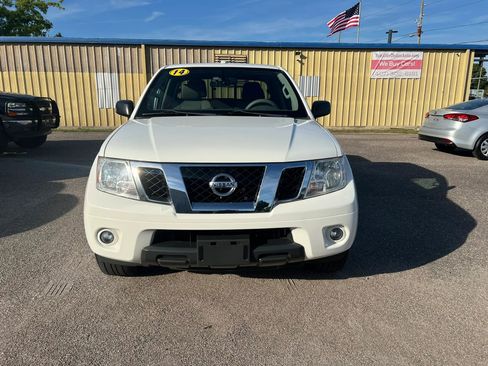 Used 2014 Nissan Frontier SV w/ SV Value Truck Package RWD image 3