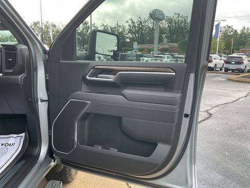 Used 2025 GMC Sierra 2500 SLE w/ SLE Value Package; AWD/4WD image 11