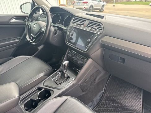 Used 2019 Volkswagen Tiguan SE w/ Panoramic Sunroof Package FWD image 17