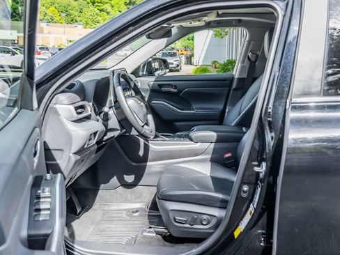 Used 2023 Toyota Highlander XLE AWD/4WD image 24