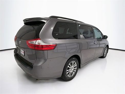 Used 2018 Toyota Sienna Limited image 6