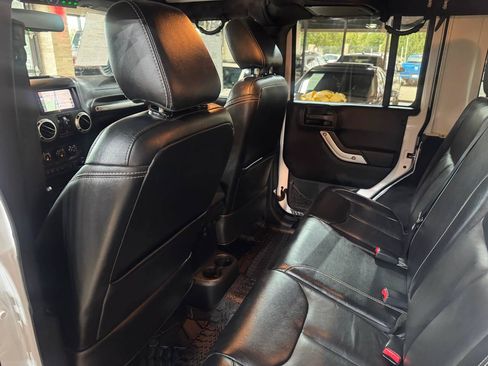 Used 2016 Jeep Wrangler Unlimited Rubicon w/ Connectivity Group AWD/4WD image 13