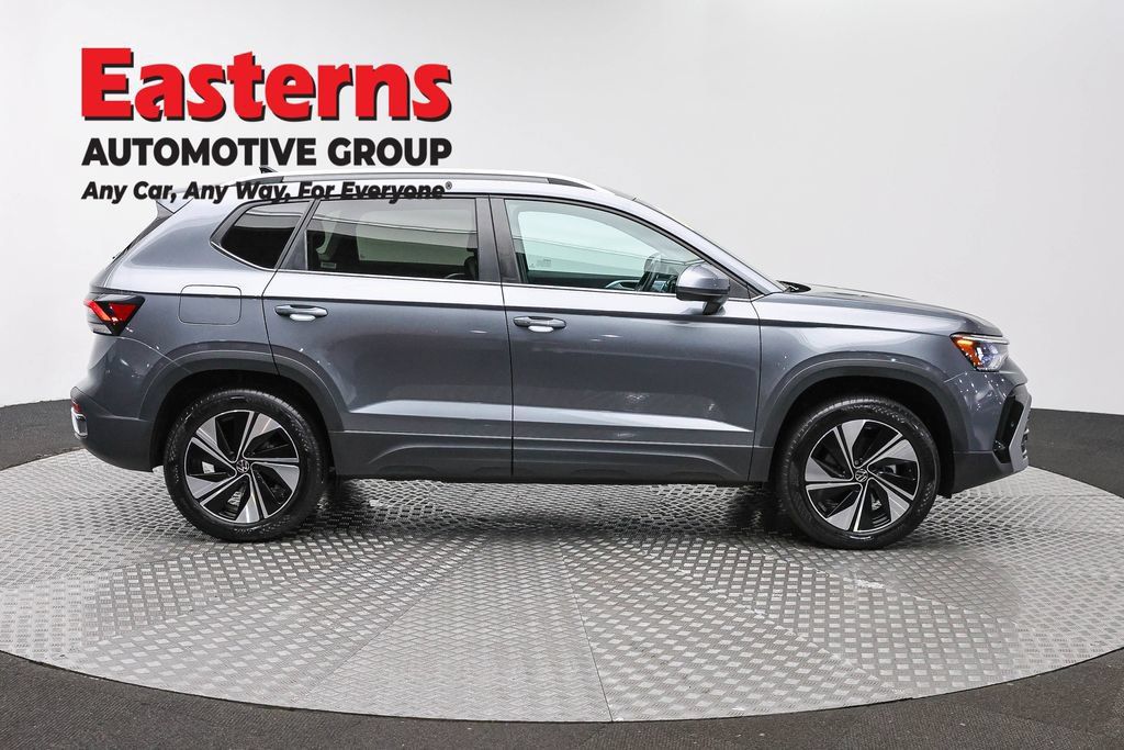 Used 2025 Volkswagen Taos SE AWD/4WD image 4