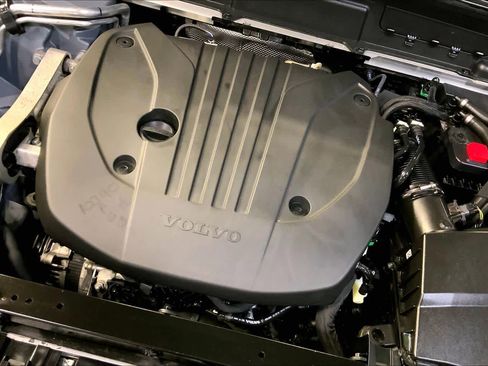 Used 2022 Volvo XC60 B5 Momentum w/ Climate Package image 33