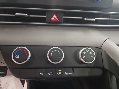 Used 2021 Hyundai Elantra SE image 19