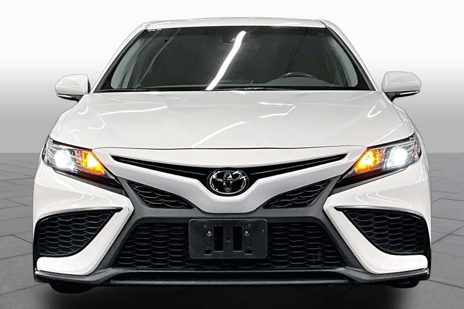 Used 2024 Toyota Camry SE FWD image 3