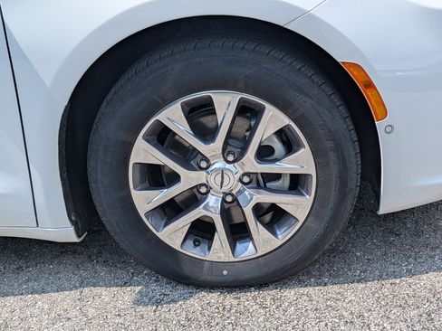 Used 2024 Chrysler Pacifica Pinnacle FWD image 11