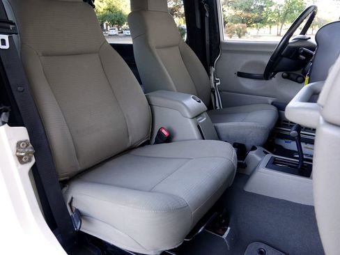 Used 2006 Jeep Wrangler Unlimited w/ Premium Audio Group image 10