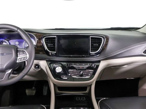 Used 2024 Chrysler Pacifica Limited FWD image 43