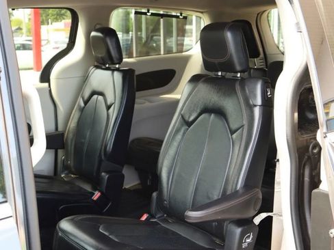 Used 2018 Chrysler Pacifica Touring-L FWD image 33