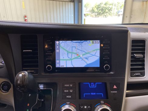 Used 2020 Toyota Sienna XLE w/ XLE Navigation Package image 41