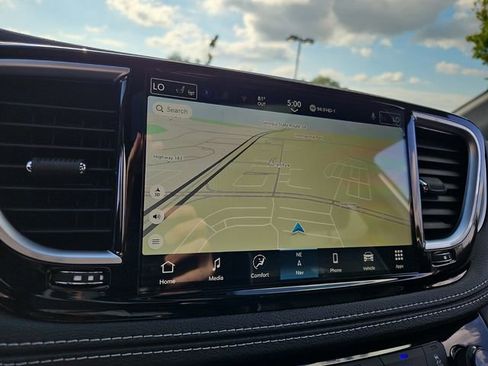 New 2026 Chrysler Pacifica Limited w/ Uconnect Theater Family Group image 11