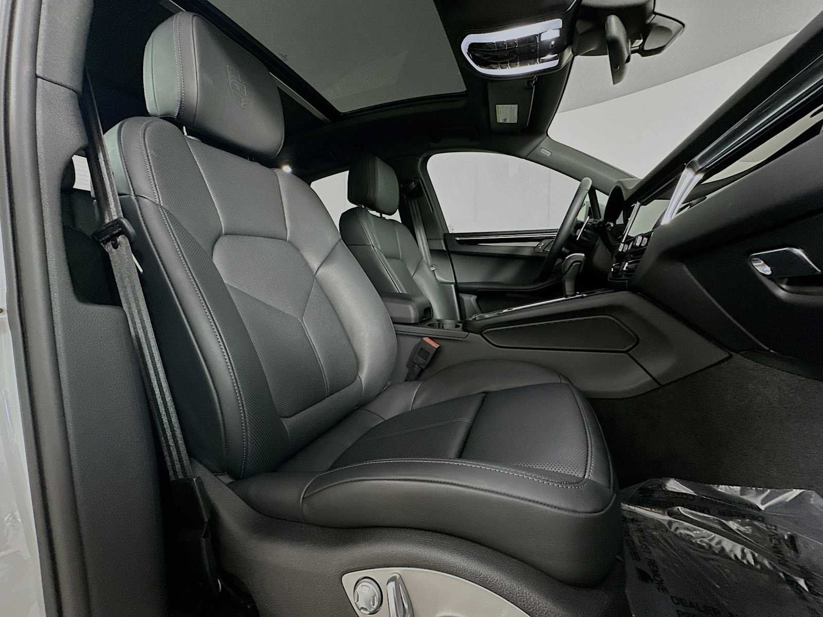 Certified 2025 Porsche Macan AWD/4WD image 30