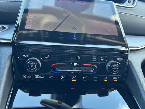 Used 2023 Jeep Grand Cherokee Limited image 27