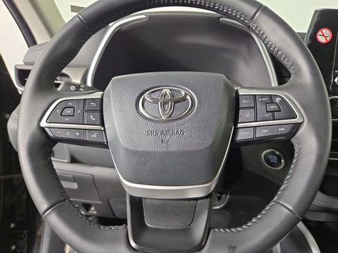 Used 2025 Toyota Highlander XLE image 23