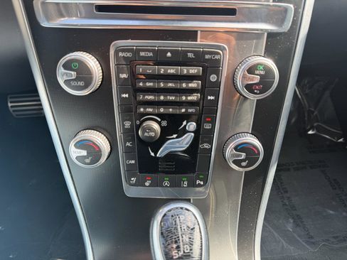 Used 2016 Volvo XC60 T6 R-Design Platinum image 14