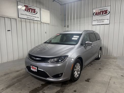 Used 2018 Chrysler Pacifica Touring-L image 15