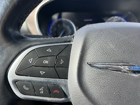 Used 2017 Chrysler Pacifica Touring-L Plus w/ Tire & Wheel Group image 19