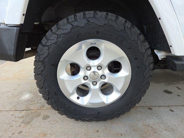 Used 2015 Jeep Wrangler Unlimited Sahara w/ Connectivity Group AWD/4WD image 65