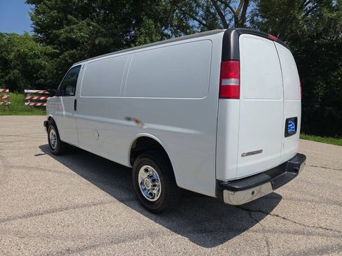 Used 2020 Chevrolet Express 3500 w/ Driver Convenience Package RWD image 4