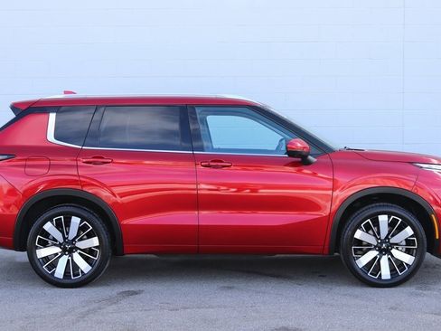 Used 2025 Mitsubishi Outlander SEL image 2